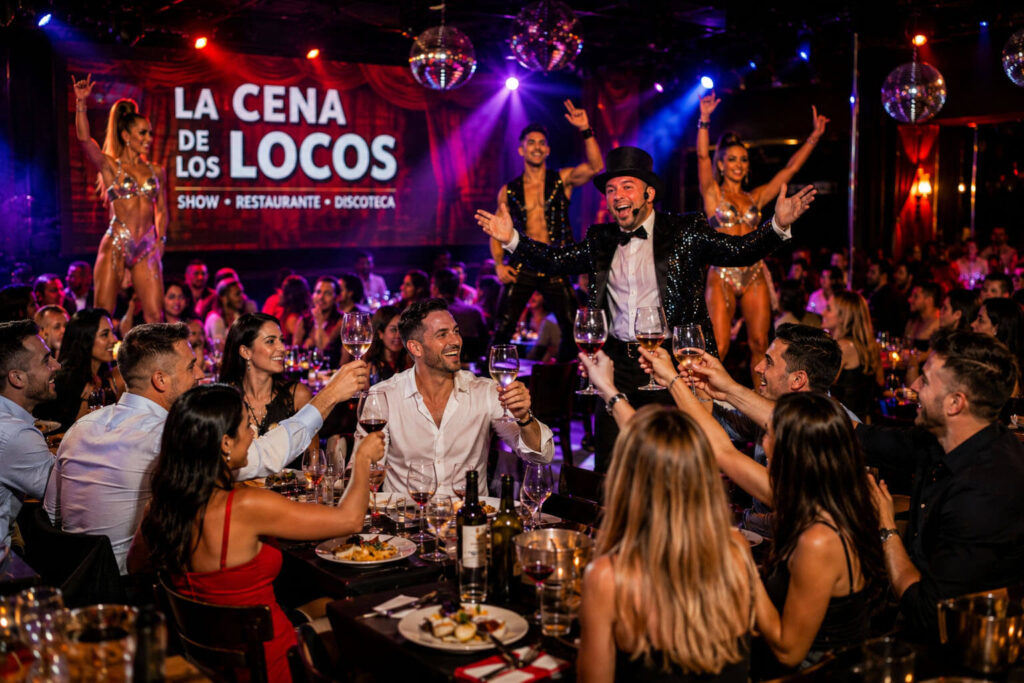 Cena para grupos en Valencia con espectáculo en directo, artistas, juegos, participación, barra libre durante la cena y DJ.