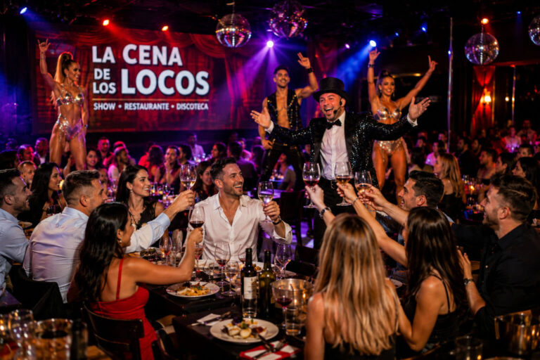 Cena para grupos en Valencia con espectáculo en directo, artistas, juegos, participación, barra libre durante la cena y DJ.