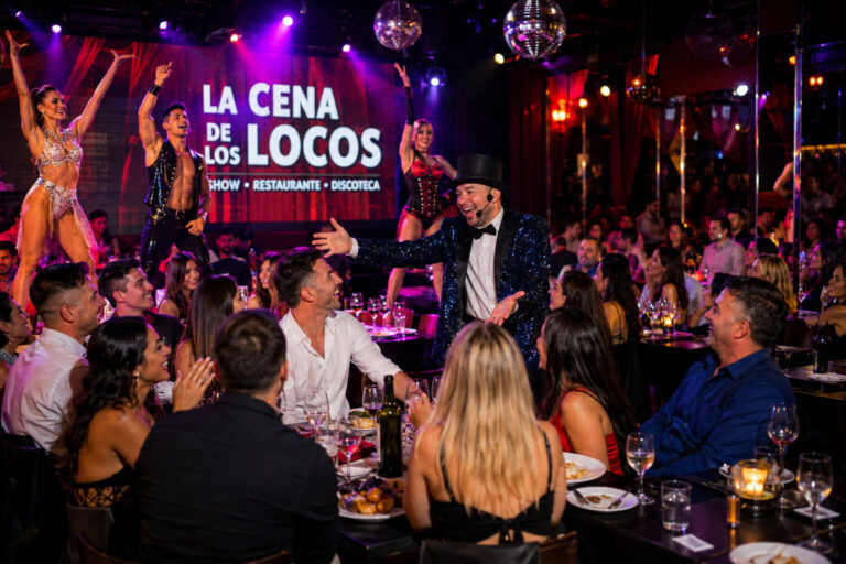 Restaurante divertido en Valencia para grupos con cena, espectáculo en directo, artistas, juegos, participación y DJ.