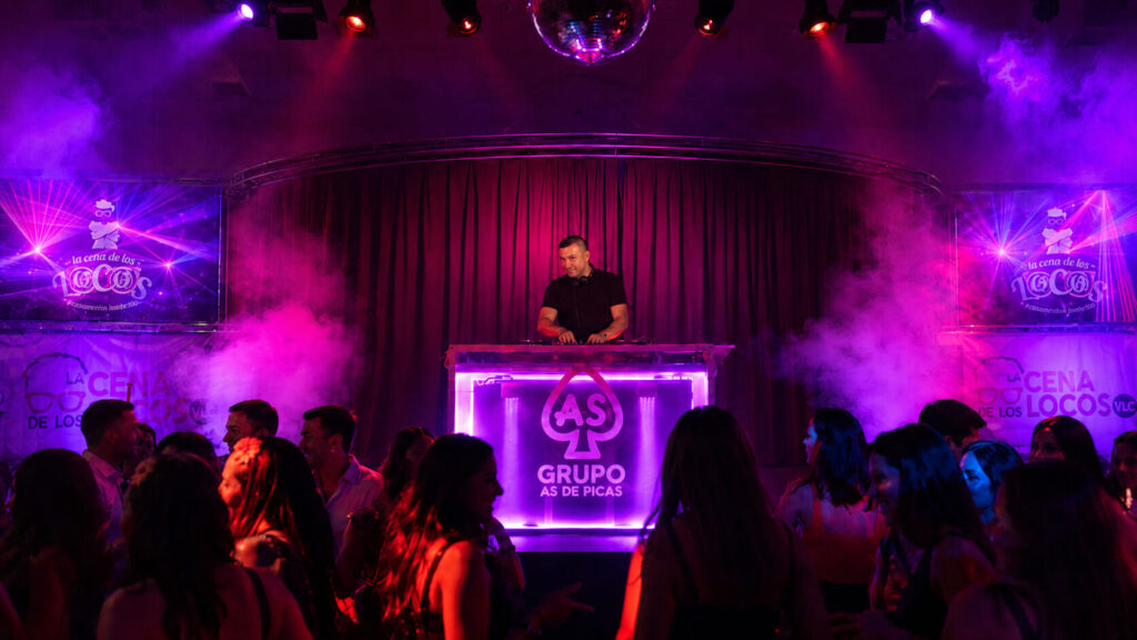 Fernando DJ en la cabina con público en una sesión de fiesta de La Cena de los Locos