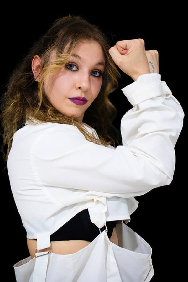 Anna Mendez posando como bailarina de danza moderna y hip hop en La Cena de los Locos