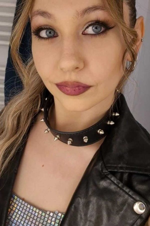 Anna Mendez posando como bailarina de danza moderna y hip hop en La Cena de los Locos