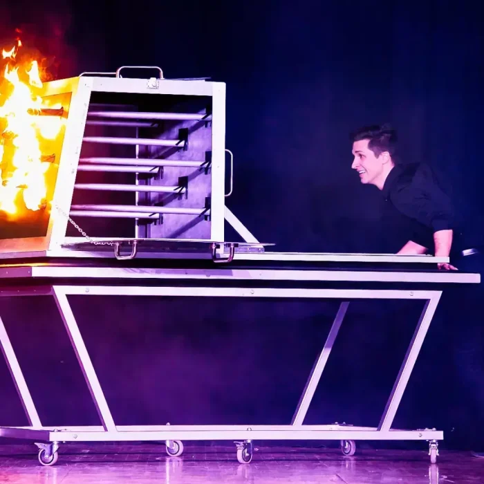 Xemi Galindo realizando una gran ilusión con fuego en el escenario de La Cena de los Locos