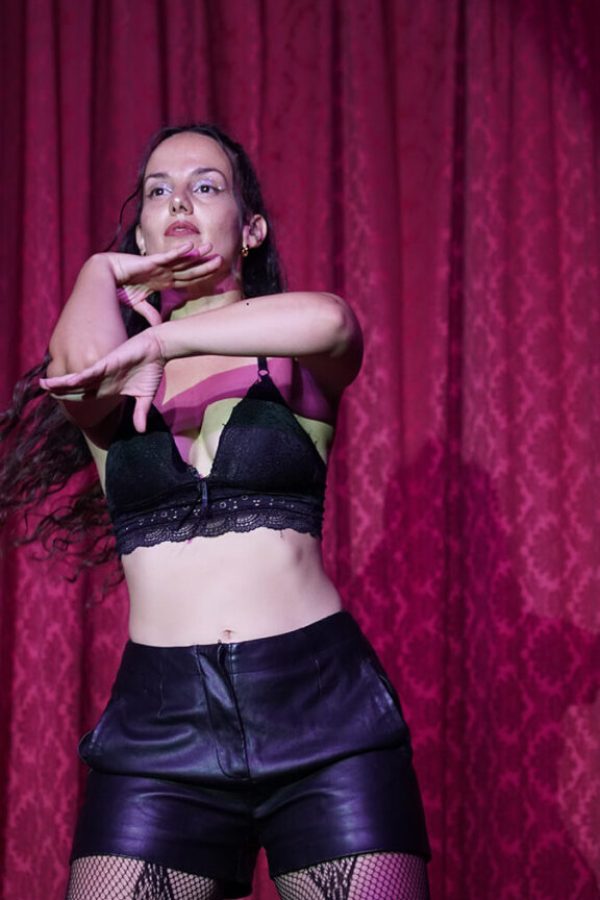 Jennifer Peinado posando como bailarina de danza moderna y jazz funk en La Cena de los Locos
