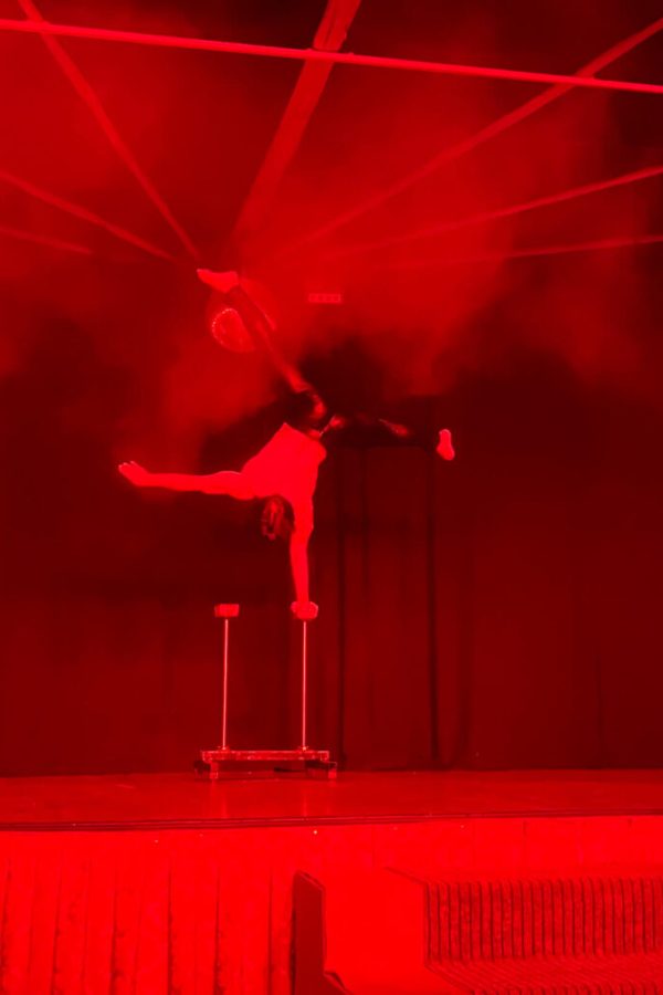 Néstor Marqués realizando un equilibrio sobre bastones en el escenario de La Cena de los Locos