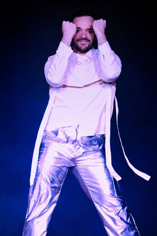 Miguel Nieto posando como bailarín sobre el escenario de La Cena de los Locos